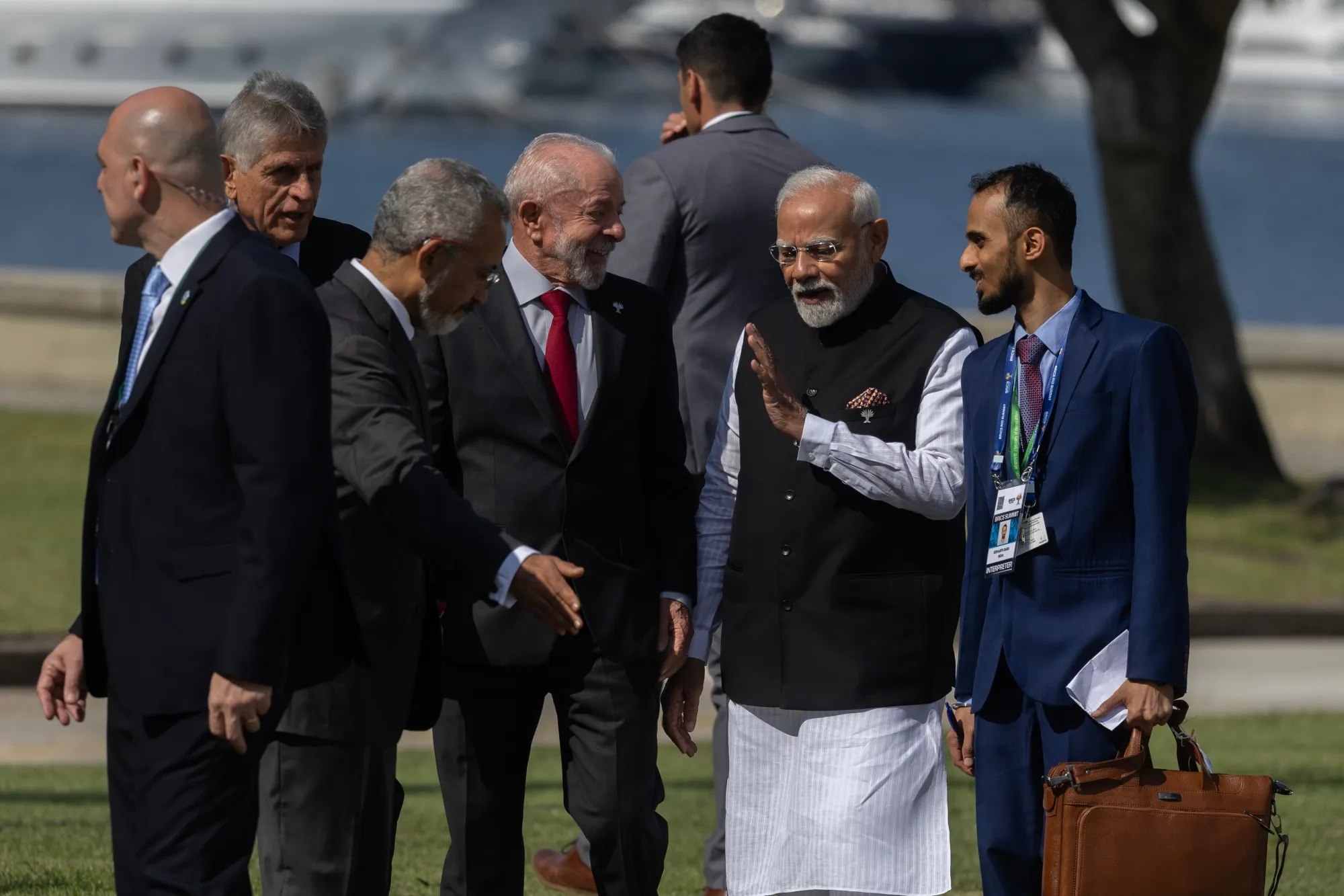 Луїс Інасіо Лула да Сілва, президент Бразилії (ліворуч у центрі), розмовляє з Нарендрою Моді, прем'єр-міністром Індії (праворуч у центрі), після сімейного фото в неділю.